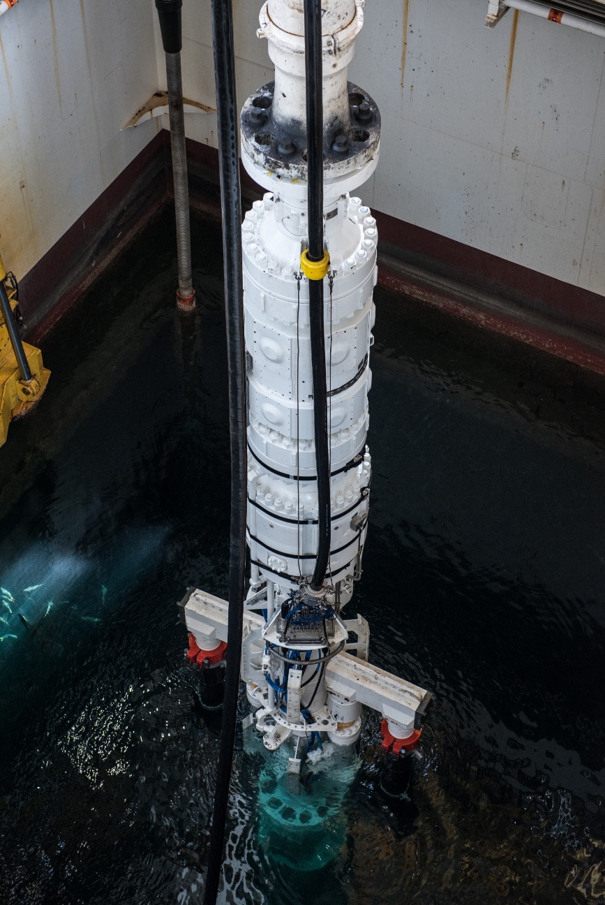 Below Tension Ring Rotating Control Device Below tension ring rotating control device.